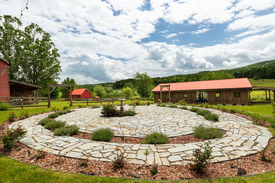 More Photos Of 538 N Harpersfield Rd, Jefferson Specialty For Sale