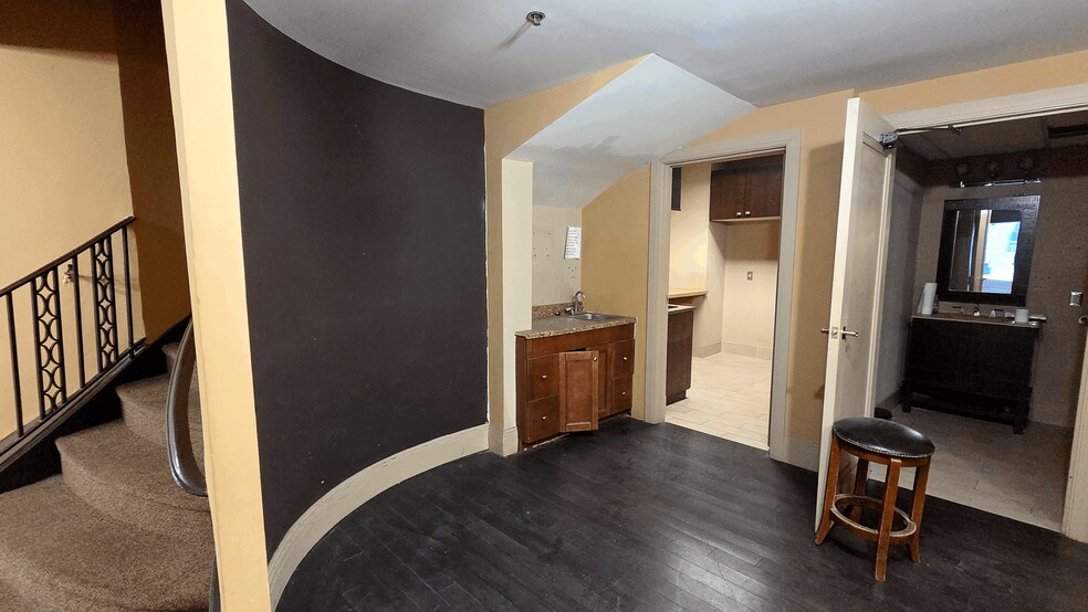 More Photos Of 816 Olive St, Saint Louis General Retail For Lease