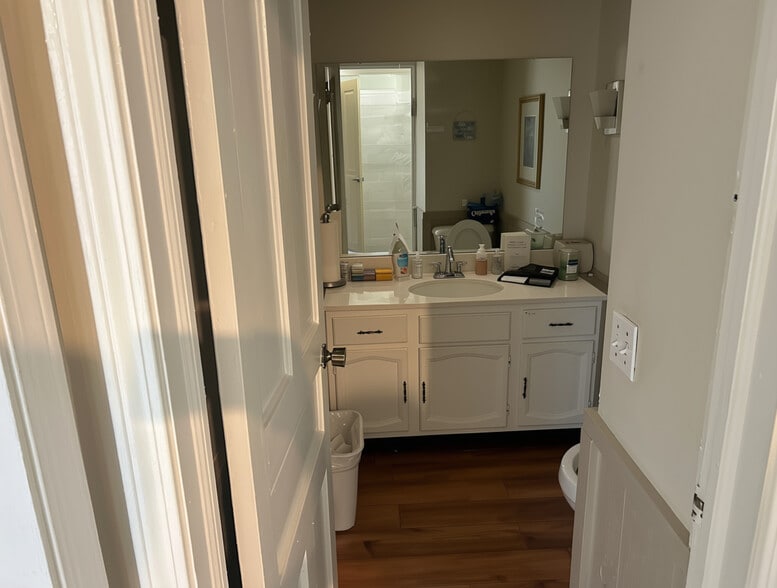 More Photos Of 620 W Commerce Rd, Commerce Township Medical For Sale