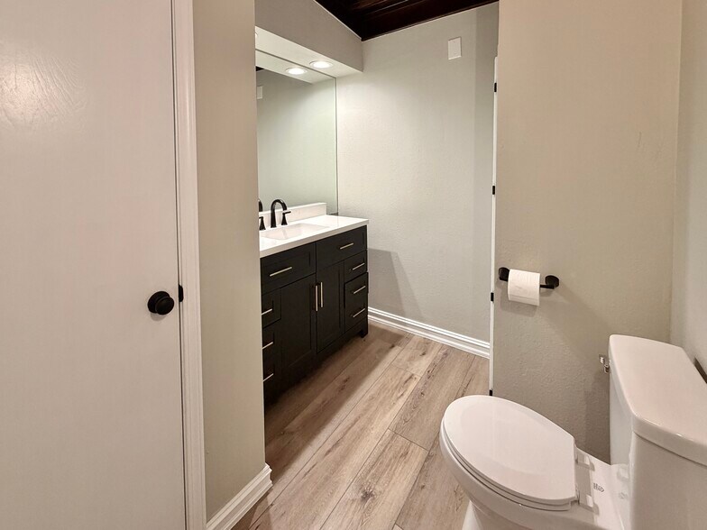 More Photos Of 1030 W Main St, Jenks Office For Sale