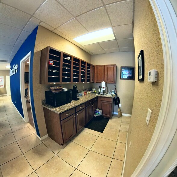 More Photos Of 126 N Us-27/441, Lady Lake Office For Lease