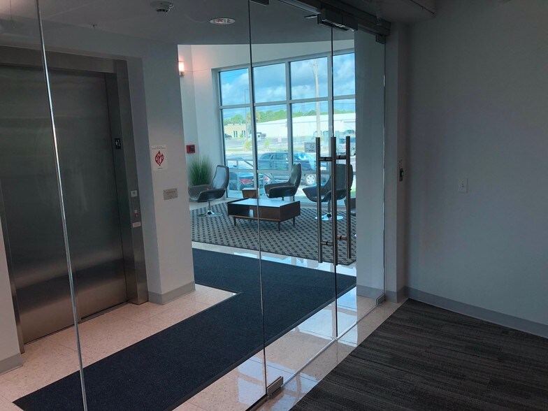 More Photos Of 511 N John Rodes Blvd, Melbourne Office For Lease