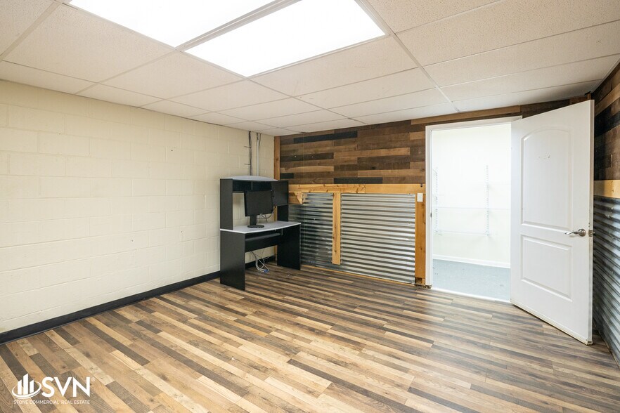More Photos Of 1095 A Majaun Rd, Lexington Auto Repair For Lease