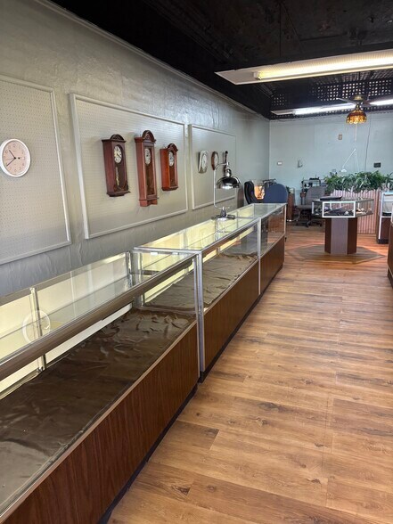 More Photos Of 128 E Main St, West Frankfort General Retail For Sale