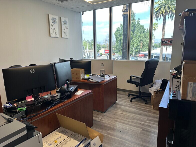 More Photos Of 18040 Sherman Way, Reseda Medical For Lease