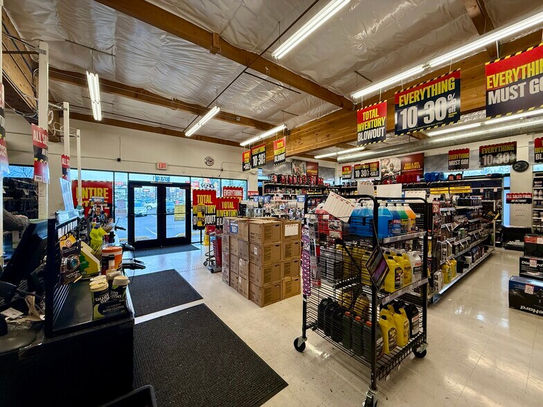 More Photos Of 17401 SE McLoughlin Blvd, Milwaukie Freestanding For Lease