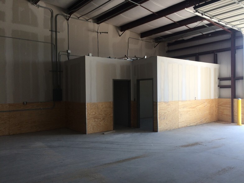 More Photos Of 4200 Burch Dr, Del Valle Unknown For Lease