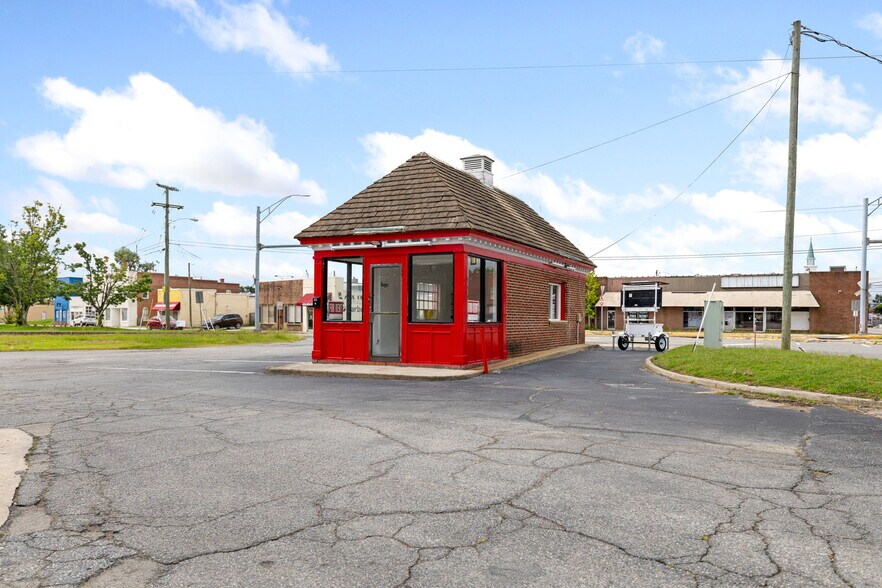 More Photos Of 506 N Main St, Emporia General Retail For Sale