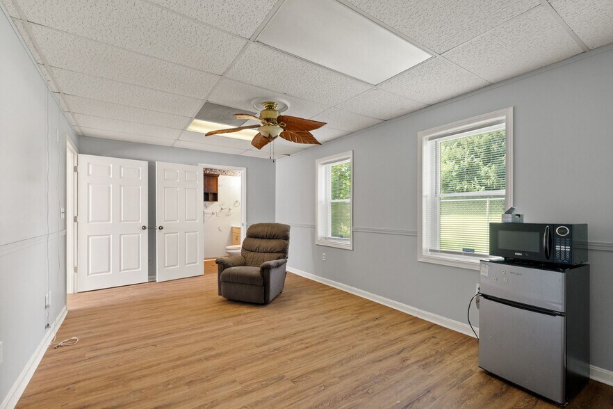 More Photos Of 756 Lakeshore Dr, Scottsburg Flex For Sale