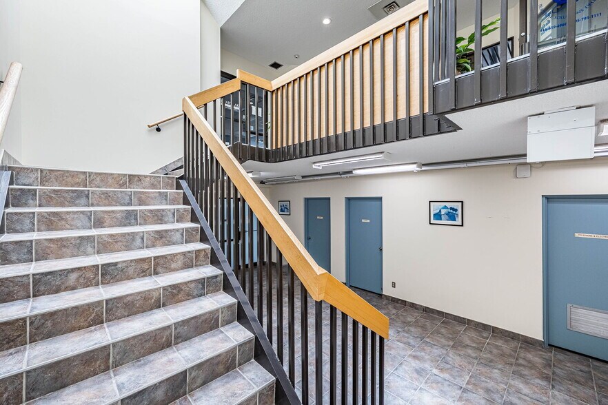 More Photos Of 220 Advance Blvd, Brampton Office For Sale