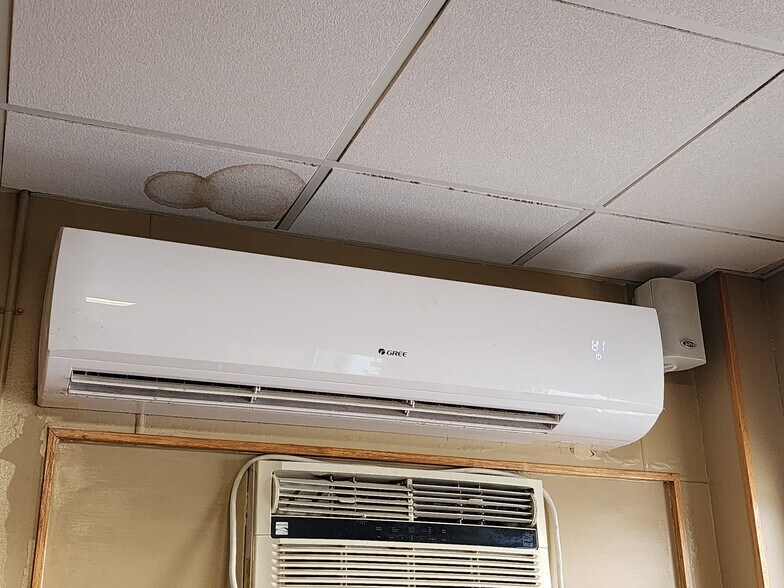 More Photos Of 604 W 7th St, Atlantic Storefront For Sale