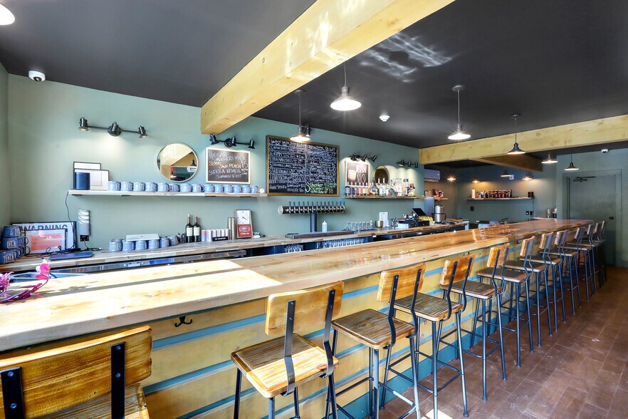 More Photos Of 21 O'neil St, Kingston Restaurant For Sale