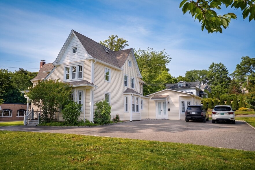 More Photos Of 49 Landing Ave, Smithtown Office Residential For Lease