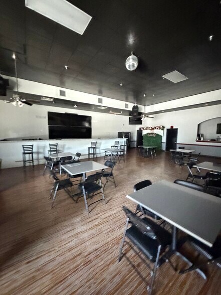 More Photos Of 140 Collins Rd, Richmond Storefront For Lease