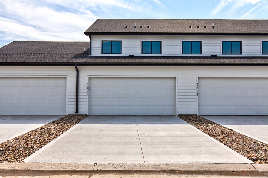 More Photos Of 3656 NE Marissa Ln, Ankeny Apartments For Sale