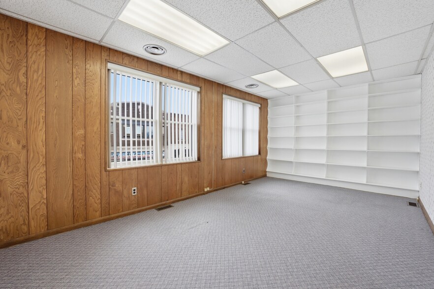 More Photos Of 29 Jarvis St, Fort Erie Office For Sale