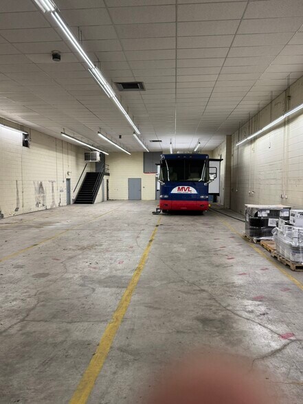 More Photos Of 3821 Industrial Blvd, Indianapolis Light Distribution For Sale