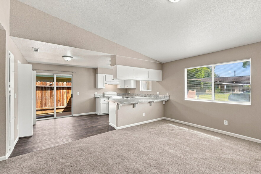 More Photos Of 1262 N Marks Ave, Fresno Apartments For Sale