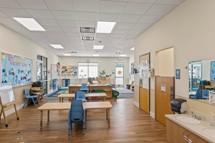 More Photos Of 42525 Tall Cedars Pkwy, Chantilly Schools For Lease