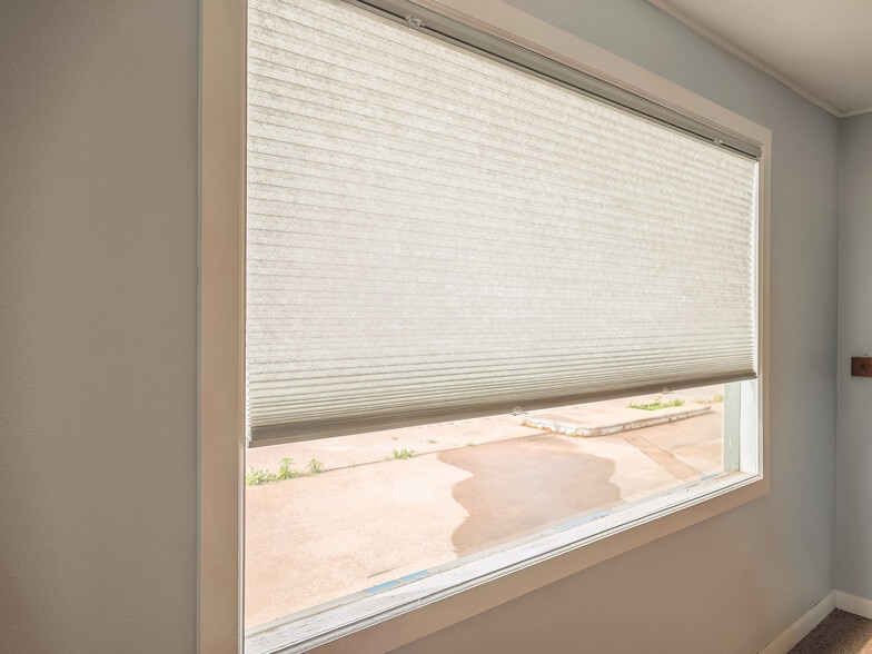 More Photos Of 401 S Ranchwood Blvd, Yukon Flex For Sale