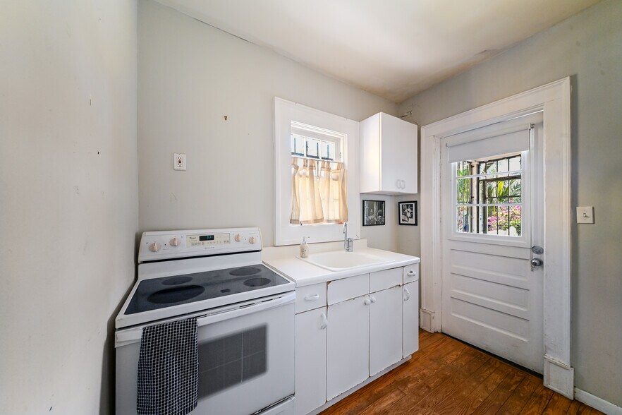 More Photos Of 411 Burns Ct, Sarasota Office For Sale