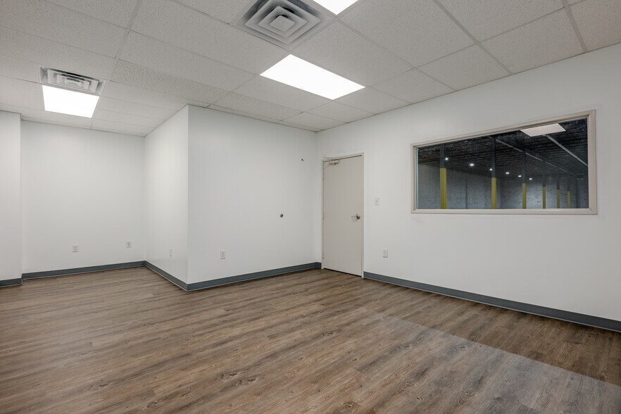 More Photos Of 1169-1171 113th St, Grand Prairie Warehouse For Sale