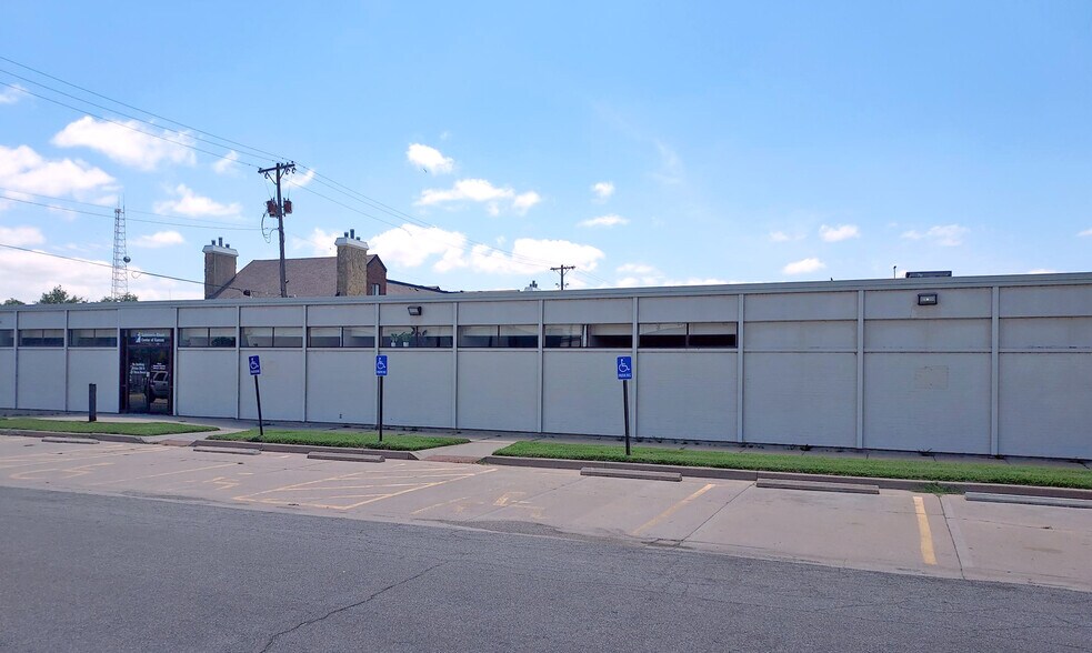 More Photos Of 940 N Waco Ave, Wichita Office For Lease