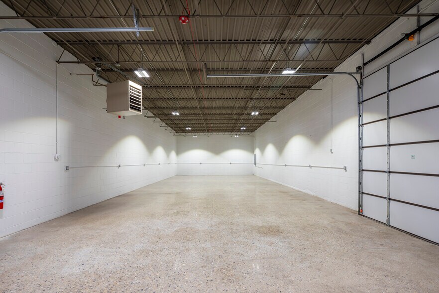 More Photos Of 1084 Industrial Dr, Bensenville Warehouse For Lease