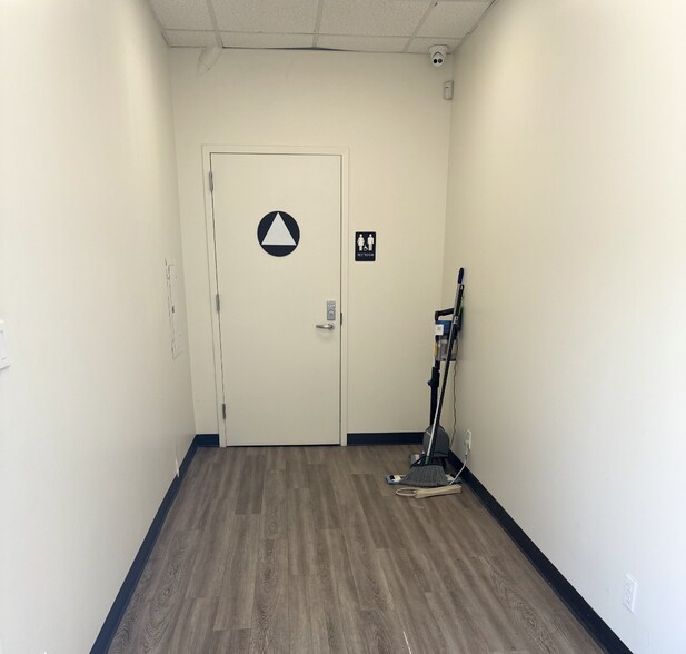 More Photos Of 5660 W Venice Blvd, Los Angeles General Retail For Lease
