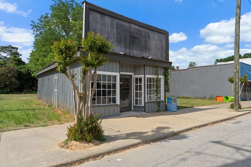 More Photos Of 202 E. North Main Street, Littleton General Retail For Sale