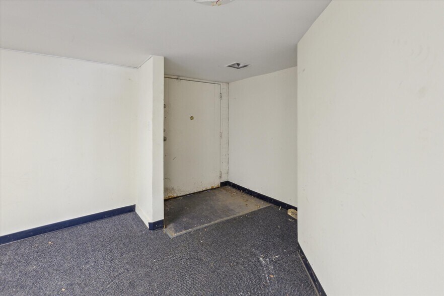 More Photos Of 711 Washington Ave, Bay City Medical For Sale