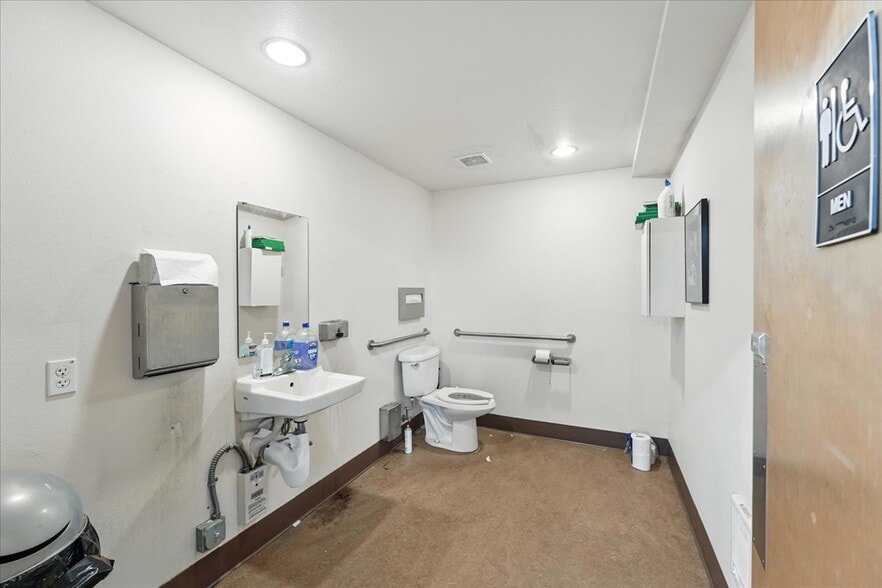 More Photos Of 2975 NE Sandy Blvd, Portland Storefront For Sale