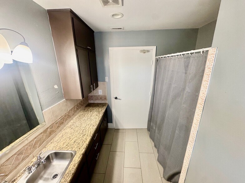 More Photos Of 5638 Star Ln, Houston Auto Dealership For Lease