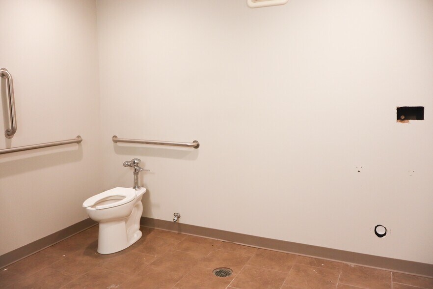 More Photos Of 912 N Dixie Ave, Elizabethtown Self Storage For Sale