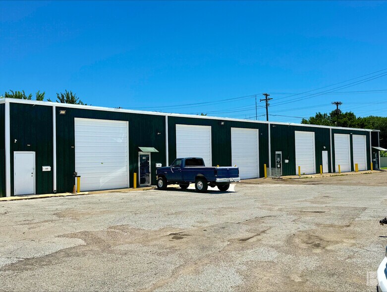 Primary Photo Of 600-622 N Main St, Irving Warehouse For Lease
