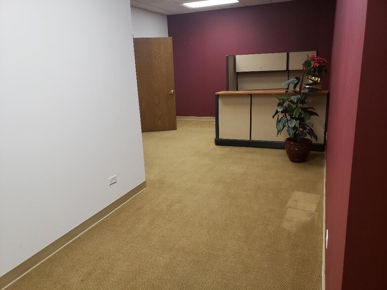 More Photos Of 1 Tiffany Pt, Bloomingdale Medical For Sale