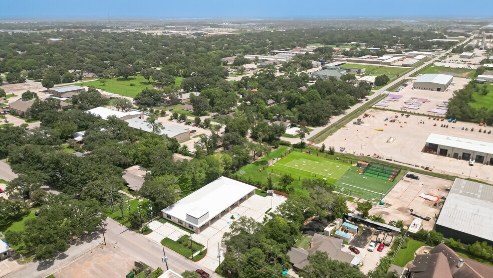 More Photos Of 910 East Ave, Katy Showroom For Sale