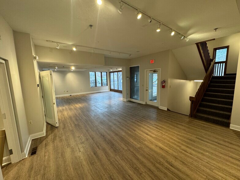 More Photos Of 3781-3799 Green Rd, Beachwood Office For Lease