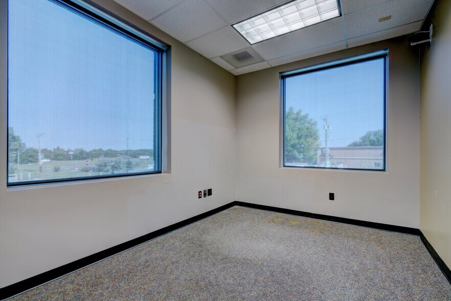 More Photos Of 14900 SE 29th St, Choctaw Bank For Lease