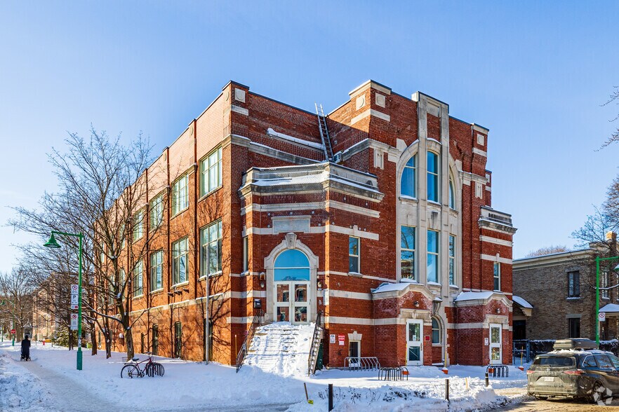 More Photos Of 5210 Av Durocher, Montréal Schools For Lease