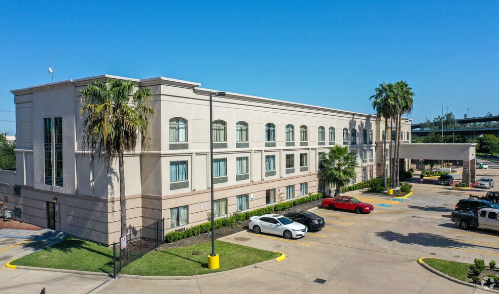 Primary Photo Of 11050 Southwest Fwy, Houston Hotel For Sale