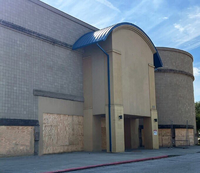 More Photos Of 251 W Greens Rd, Houston Department Store For Lease