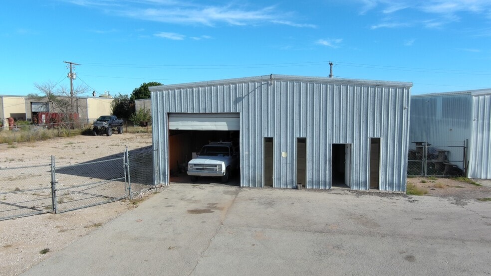 More Photos Of 1609 E Taylor Ave, Midland Warehouse For Sale