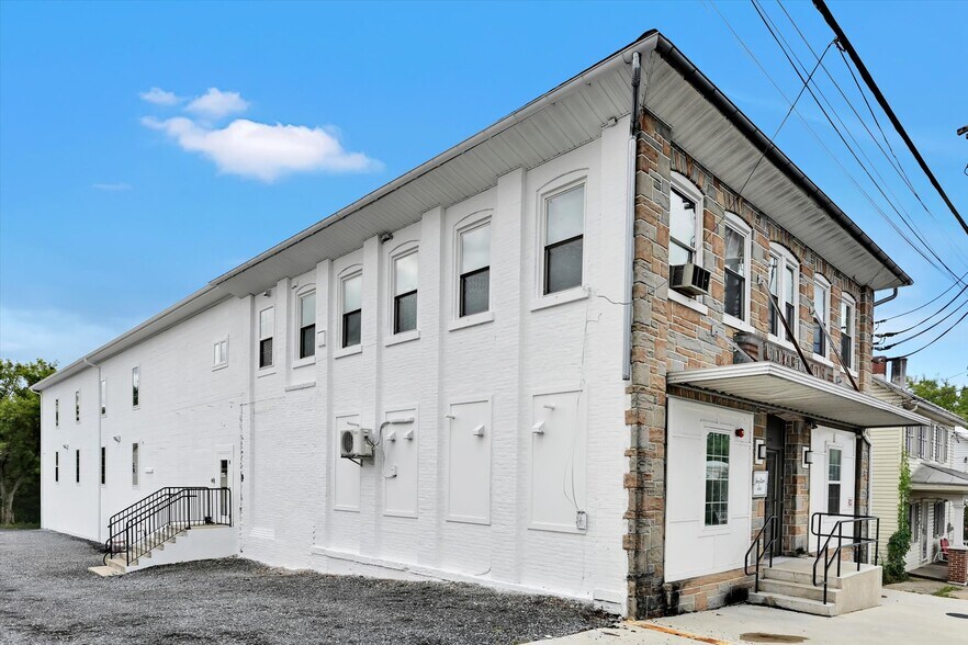 Primary Photo Of 236 W Market St, Jonestown Multifamily For Sale