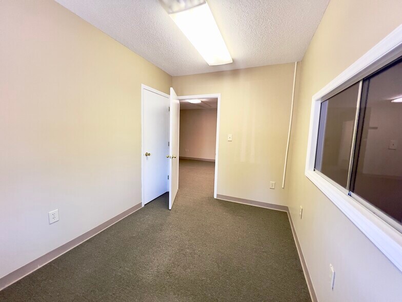 More Photos Of 735 S Broad St, Mooresville Office Residential For Lease