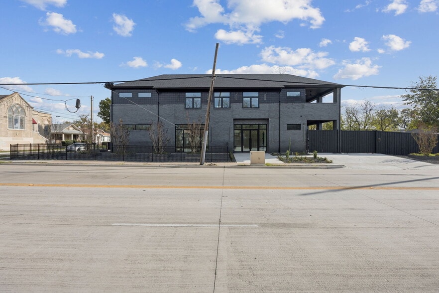 More Photos Of 446 Tyler St, Dallas Office For Sale