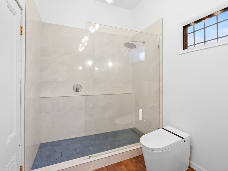 More Photos Of 1305 SE Belmont St, Portland Office For Sale