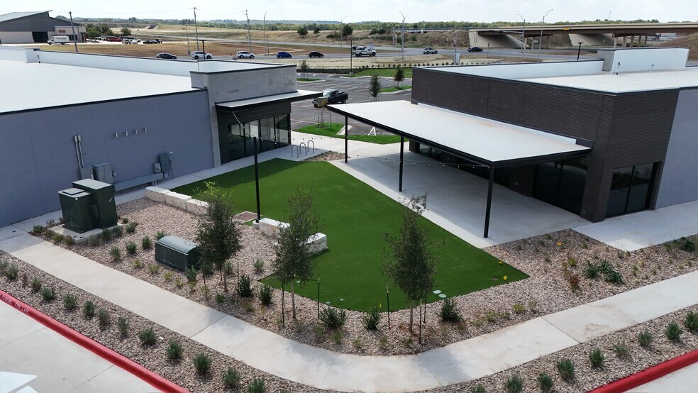 More Photos Of 2301 W San Antonio St, Lockhart Unknown For Lease