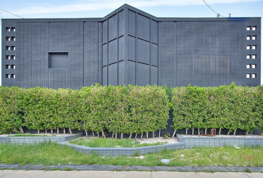 More Photos Of 6840-6842 Hayvenhurst Ave, Van Nuys Distribution For Sale