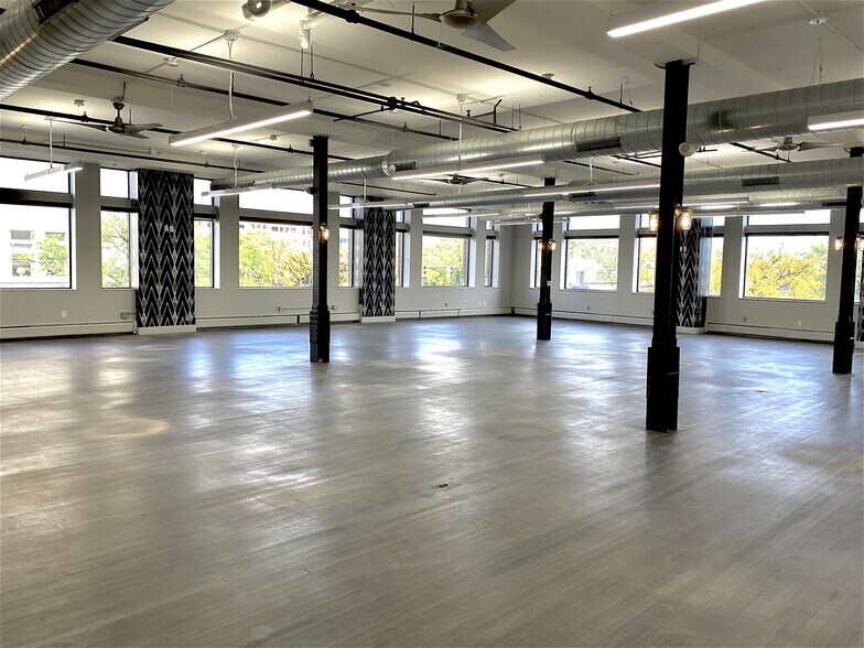 More Photos Of 301-303 W 4th St, Royal Oak Office For Lease